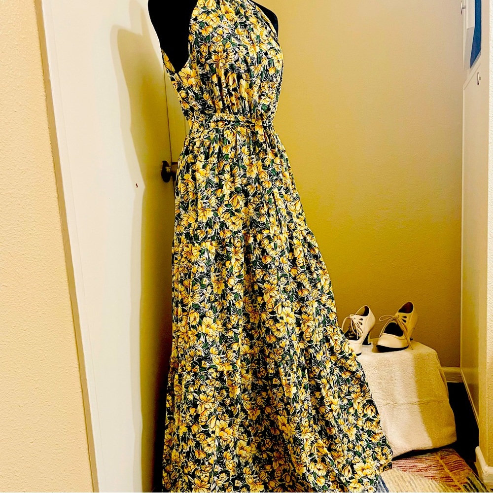 Maxi Dress with yellow flowers. - Picture 3 of 8